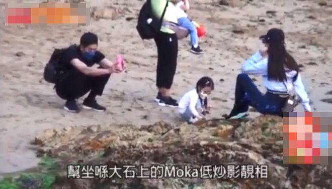 郭富城一家四口沙滩抓螃蟹 逗女儿开心帮方媛拍照