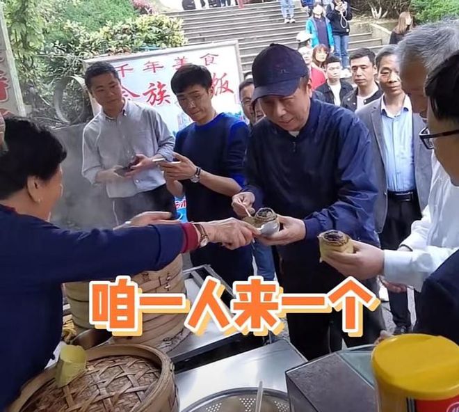 冯巩与姐姐回老家踏青 姐弟长相如同复制粘贴