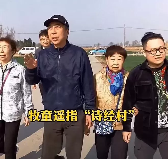 冯巩与姐姐回老家踏青 姐弟长相如同复制粘贴