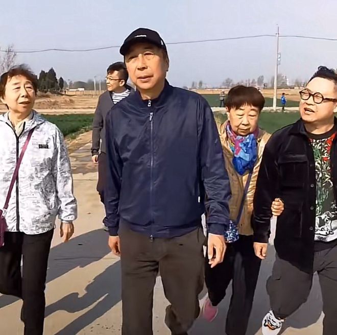 冯巩与姐姐回老家踏青 姐弟长相如同复制粘贴