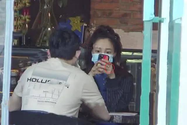 白百何晒与帅哥合影 无名指戒指抢镜被曝已领证？