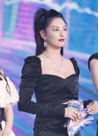 姐弟恋？张雨绮与95后小鲜肉手挽手回公寓很亲昵