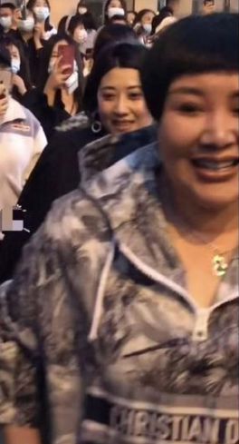 贵气逼人!郭德纲妻子提天价包现身德云社封箱大典