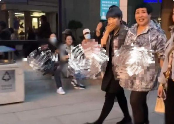 贵气逼人!郭德纲妻子提天价包现身德云社封箱大典