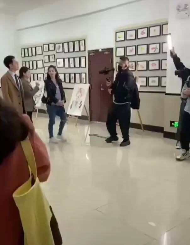 张柏芝现身录节目 双手紧托凸起腹部被质疑怀四胎