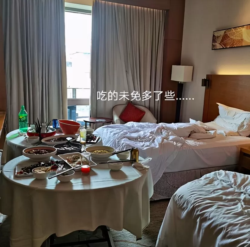 私生有多恐怖：溜到偶像床上拍照，吃剩下的食物，还偷用过的口罩