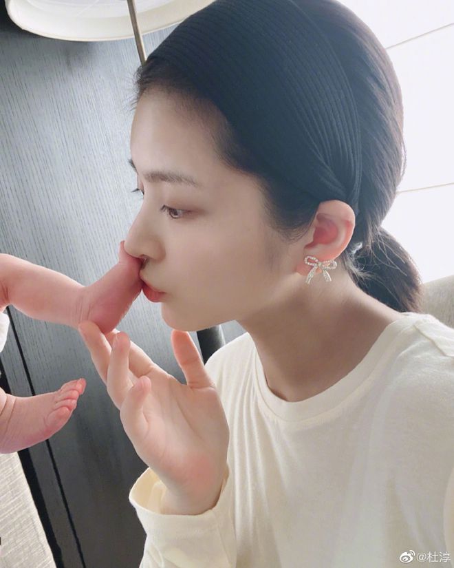升级当爸！杜淳官宣得女：我们的世界多了一个她 