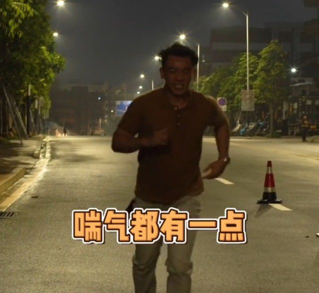 郑恺为戏一天吃五顿暴肥40斤 吃出啤酒肚喘气困难