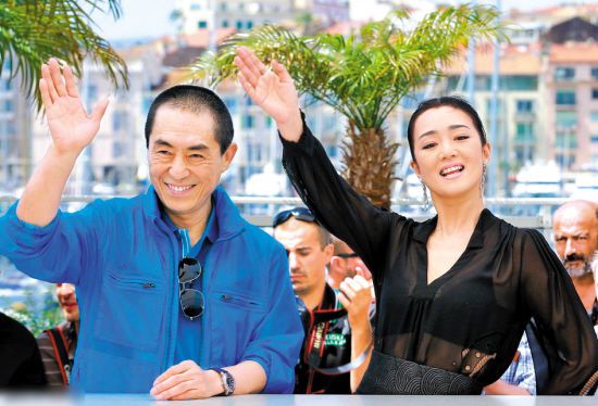 张艺谋巩俐早年合影照曝光 两人满脸青涩幸福甜蜜