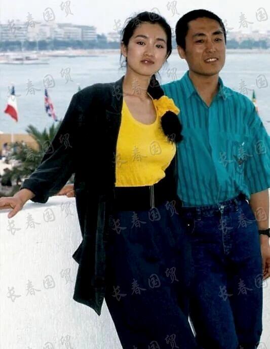 张艺谋巩俐早年合影照曝光 两人满脸青涩幸福甜蜜