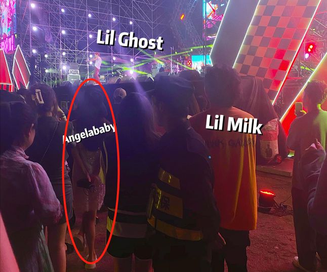 baby现身海南音乐节 穿吊带短裙秀雪服人群中太显眼