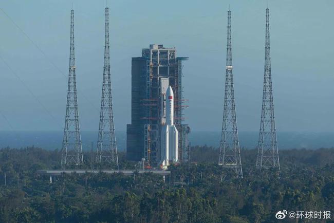 外媒集体双标：中国火箭残骸“失控砸头”，美国的就成“流星划过”