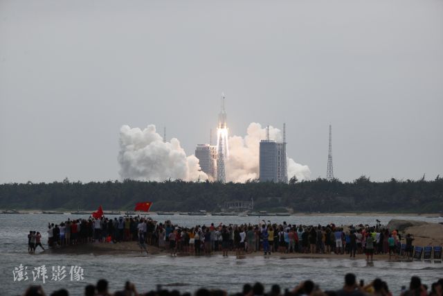 外媒集体双标：中国火箭残骸“失控砸头”，美国的就成“流星划过”