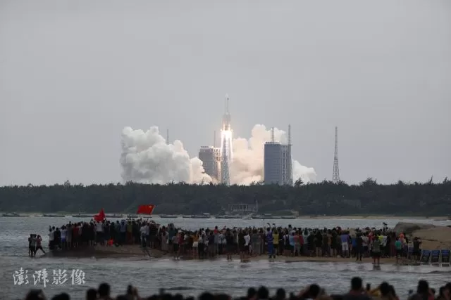 外媒集体双标：中国火箭残骸“失控砸头”，美国的就成“流星划过”