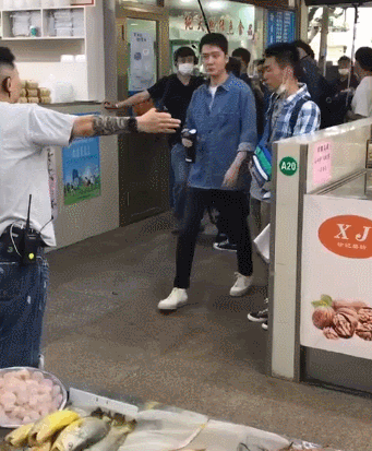 冯绍峰离婚后拍戏被偶遇 瘦出尖下巴双腿细如竹竿