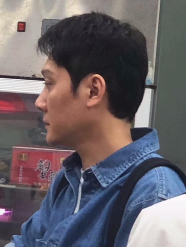 冯绍峰离婚后拍戏被偶遇 瘦出尖下巴双腿细如竹竿
