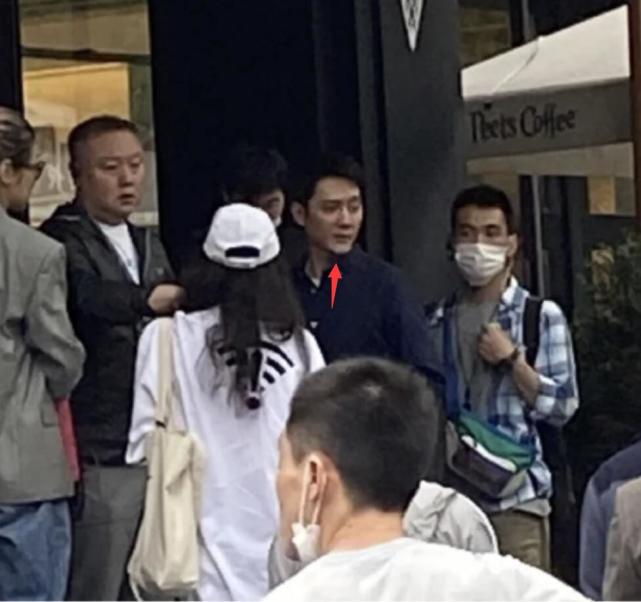 冯绍峰离婚后拍戏被偶遇 瘦出尖下巴双腿细如竹竿