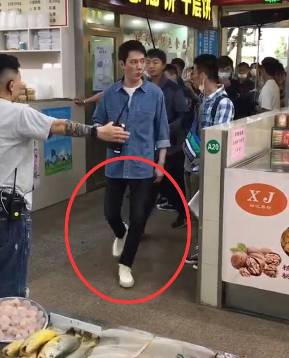 冯绍峰离婚后拍戏被偶遇 瘦出尖下巴双腿细如竹竿