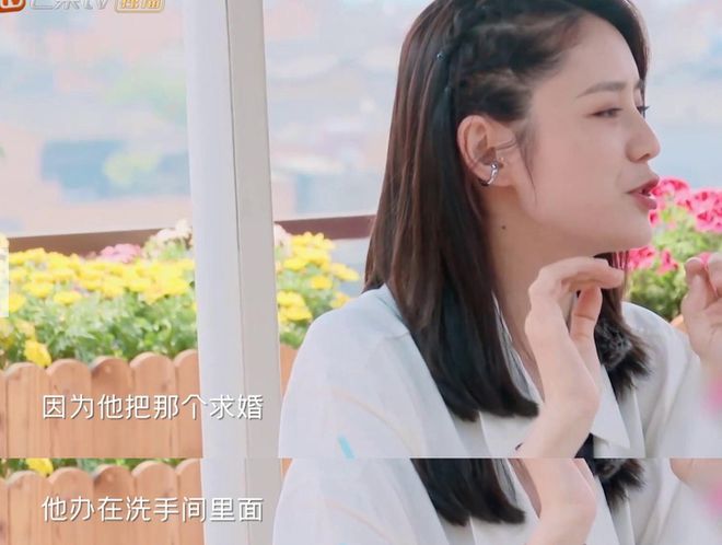 林峯花样求婚张馨月 在厕所单膝跪地上演浪漫告白