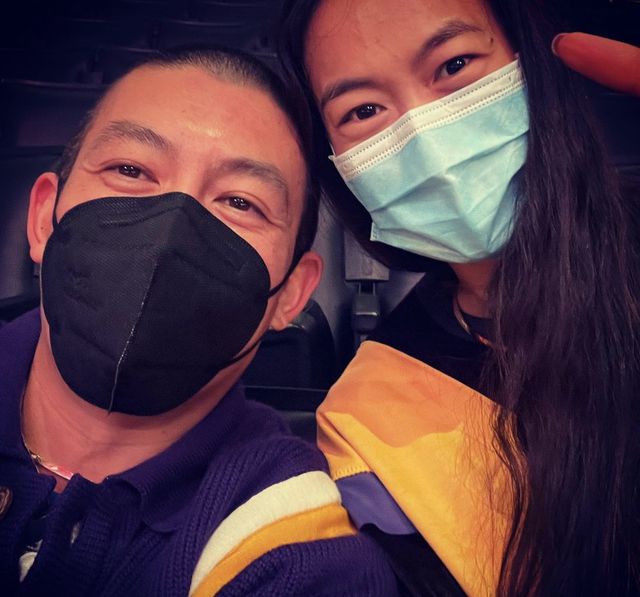不顾联名球鞋争议 陈冠希秦舒培美国看球秀恩爱