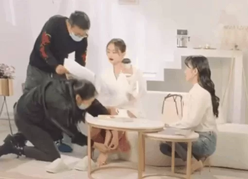 大架子！王子文工作花絮曝光 助理下跪为她穿鞋