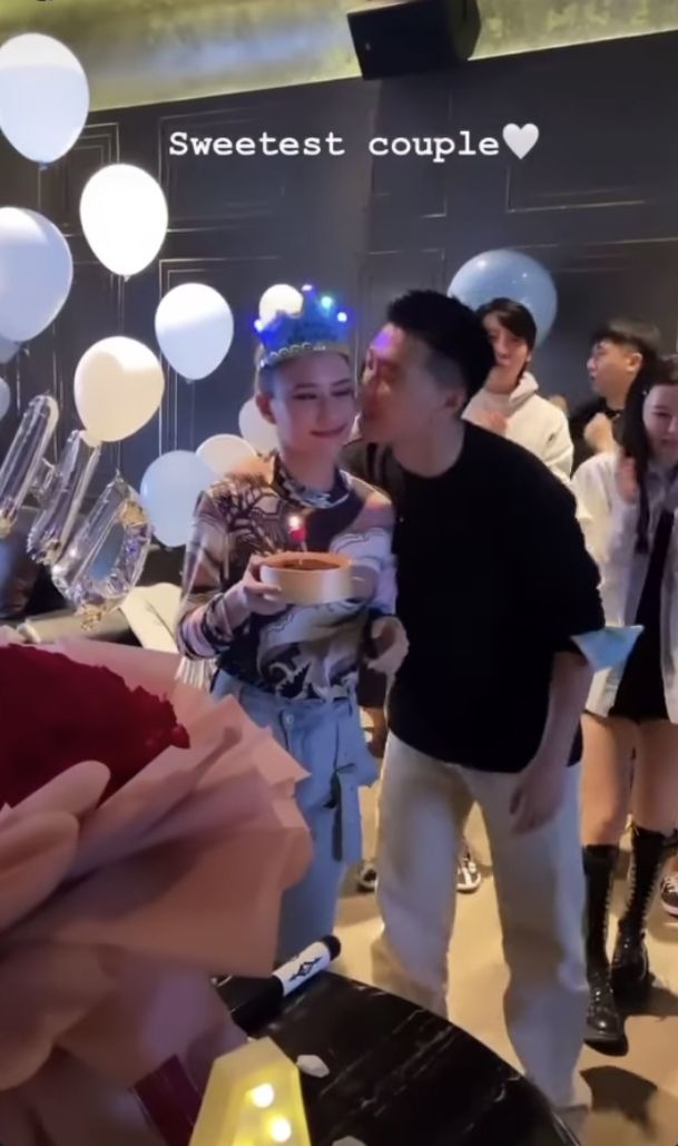 窦骁赴何超莲生日聚会狂撒狗粮 画面甜如结婚现场