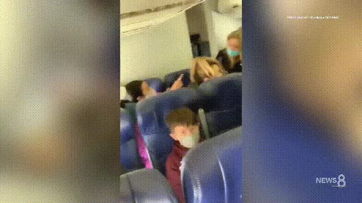 美国一航班爆发斗殴：空姐被女乘客打掉2颗牙
