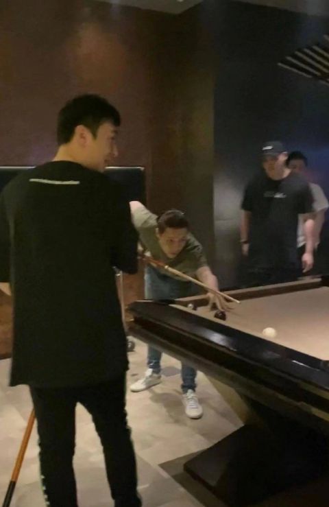 网友在夜店偶遇王思聪张艺兴 爆料有众多美女相伴