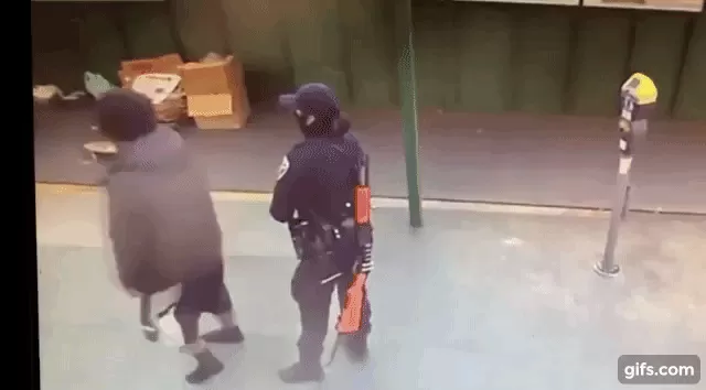 可恶！华埠游民袭击亚裔女警 掐脖、抓发样样来！