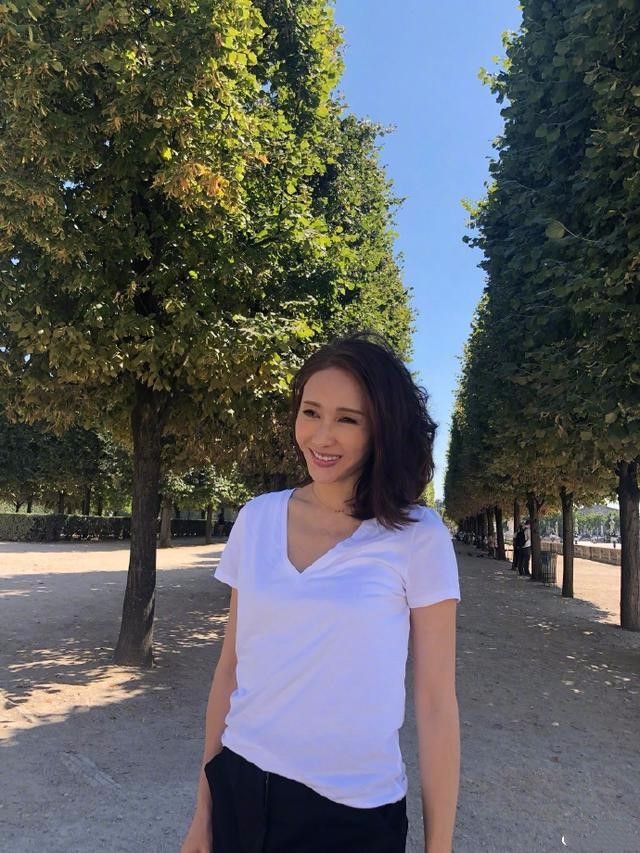 黎姿晒旅游照，化浓妆也掩不住衰老，但比同龄人年轻多了