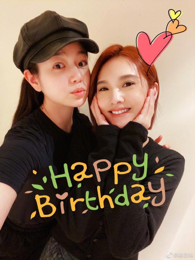 杨丞琳卡点为陈妍希庆生 两人保养超好似花季少女