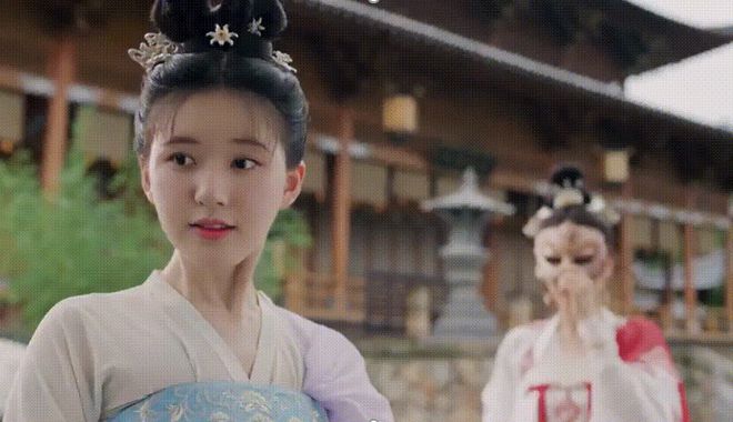 瞪眼+五官乱飞？赵露思被吐槽：这还想艳压热巴？