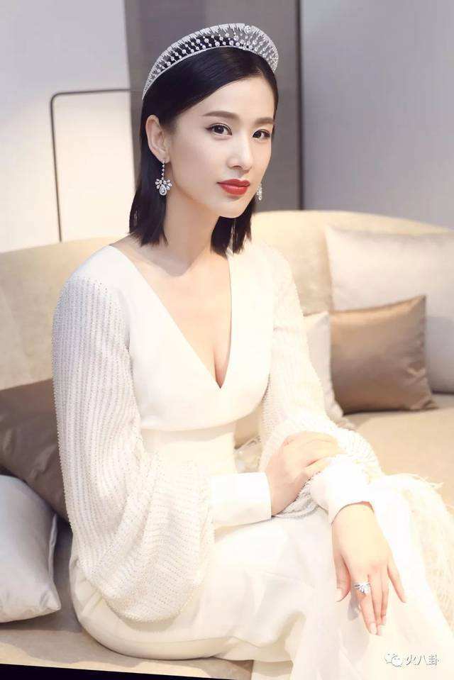 好尴尬！黄圣依主持晚会翻车？频看提词器还卡壳