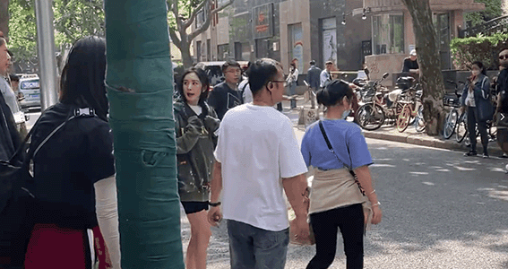 杨幂拍戏被偶遇 工作人员拦住行人车辆让其过马路