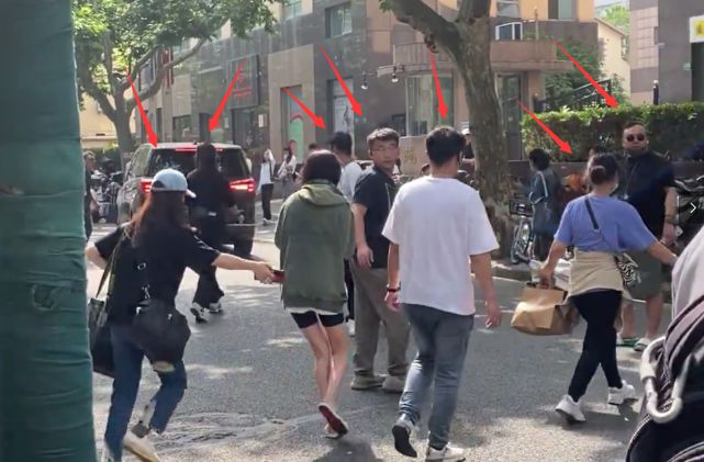 杨幂拍戏被偶遇 工作人员拦住行人车辆让其过马路