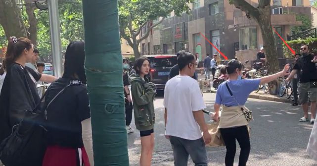 杨幂拍戏被偶遇 工作人员拦住行人车辆让其过马路