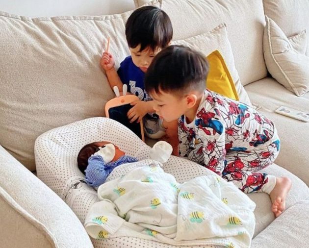 胡杏儿产后两月开工 每天冷藏母乳快递回港喂小儿子