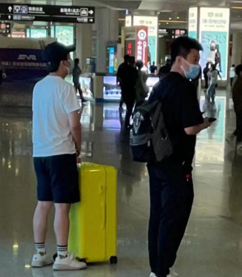 郭麒麟坐高铁被偶遇 吃零食看手机打扮休闲随性