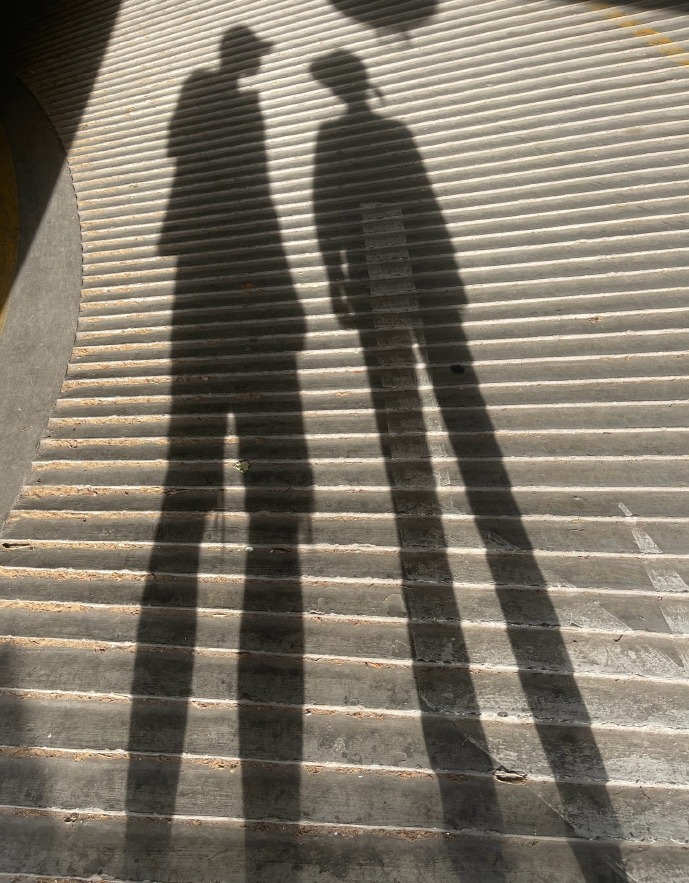 邓超晒与孙俪影子同框照，互看对方浪漫满分