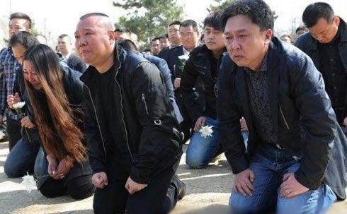 郭德纲6岁小儿子紧搂侯耀文外孙女自拍 霸气范十足