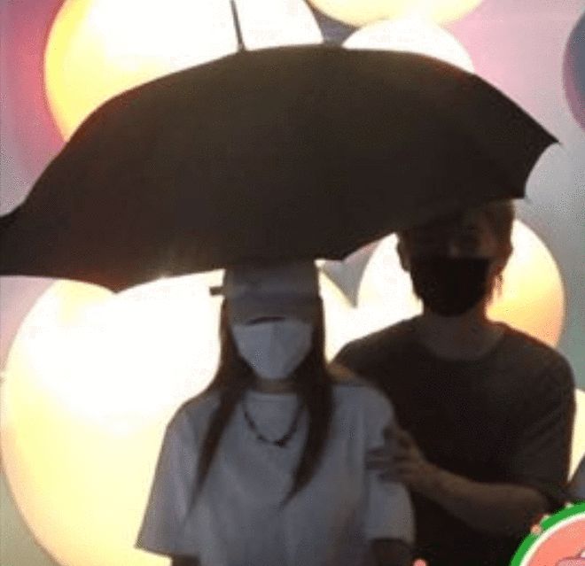 恋情?周扬青与神秘潮酷男约会 对方开百万名车接送