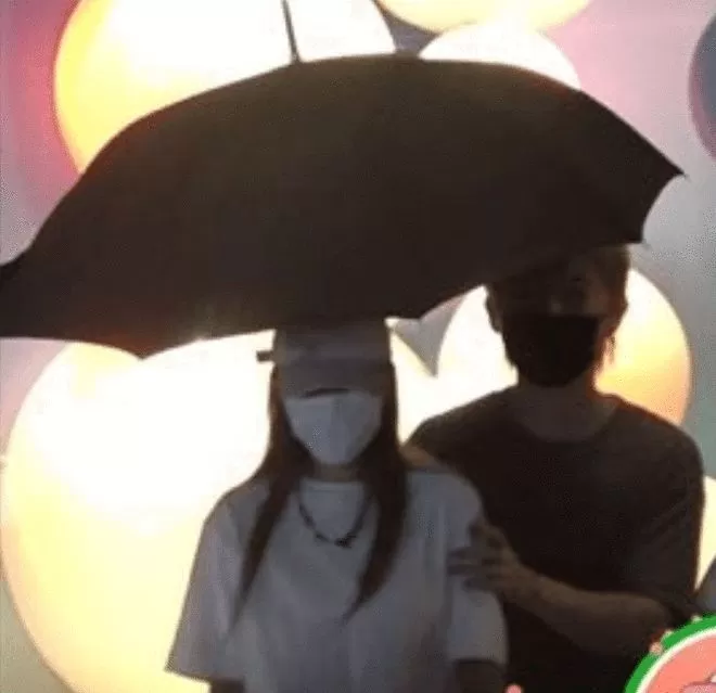 恋情?周扬青与神秘潮酷男约会 对方开百万名车接送