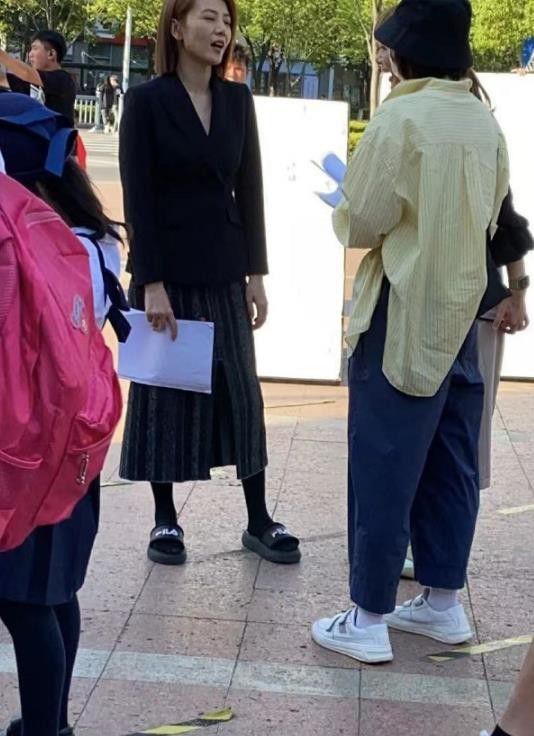 太瘦?高圆圆被偶遇双手青筋凸起 拍戏时仍带着婚戒