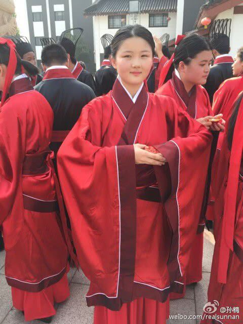 孙楠送女儿读传统学校 当地媒体曝其无办学资质
