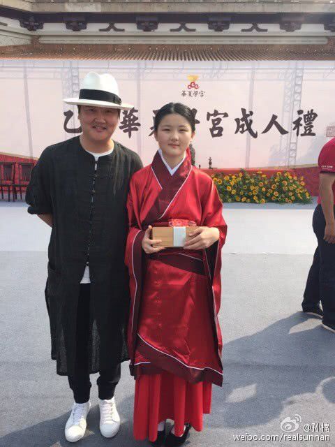 孙楠送女儿读传统学校 当地媒体曝其无办学资质