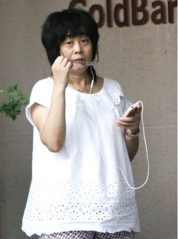 64岁葛优3岁儿子疑曝光 嘻哈打扮超酷 曾被传无子