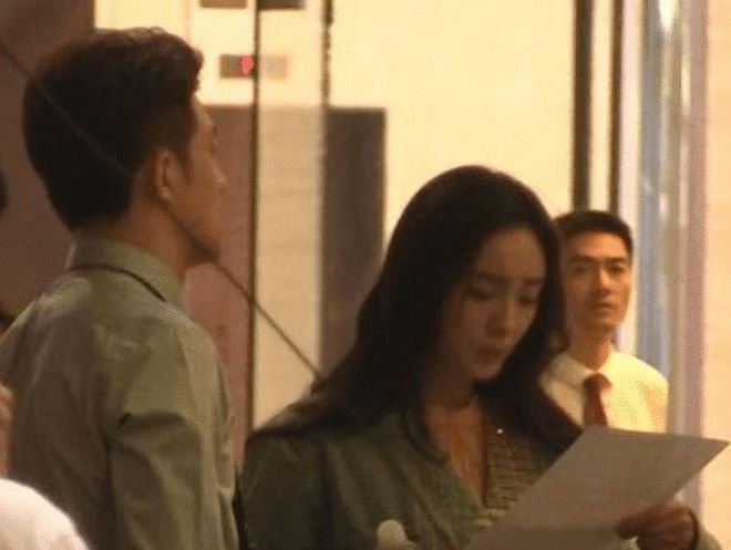杨幂深夜背台词眉头紧皱 工作人员不敢打扰