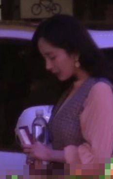 杨幂深夜背台词眉头紧皱 工作人员不敢打扰