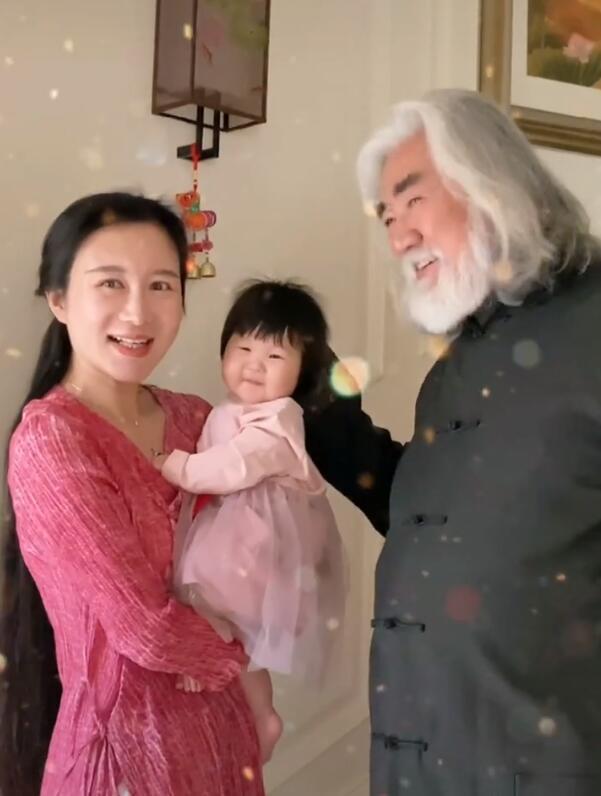 张纪中小31岁娇妻否认为钱嫁老头：我喜欢有味道的