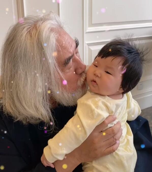 张纪中小31岁娇妻否认为钱嫁老头：我喜欢有味道的